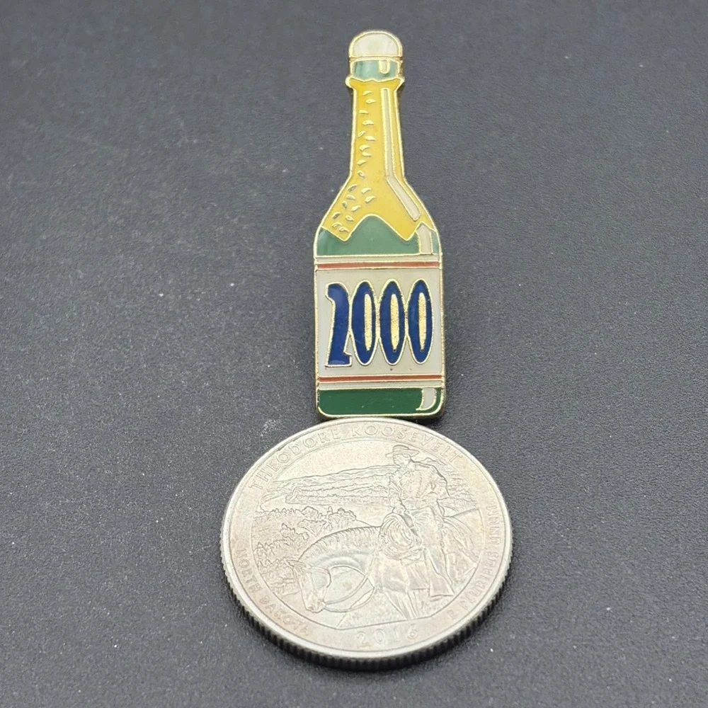 Year 2000‎ New Millennium Champagne Bottle Lapel Hat Pin